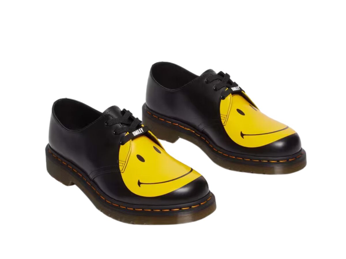 https://d2cva83hdk3bwc.cloudfront.net/dr-martens-1461-smiley-smooth-leather-oxford-black-3.jpg