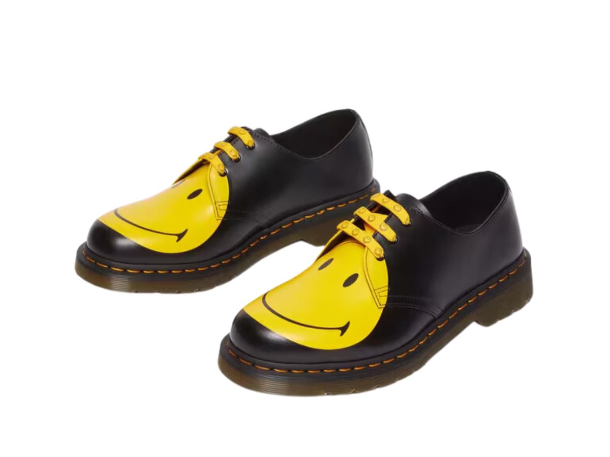 https://d2cva83hdk3bwc.cloudfront.net/dr-martens-1461-smiley-smooth-leather-oxford-black-5.jpg