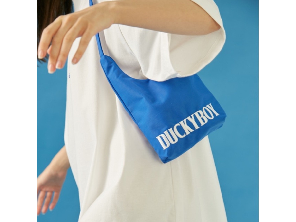 https://d2cva83hdk3bwc.cloudfront.net/duckyboy-hobo-bag-001-royal-blue-3.jpg