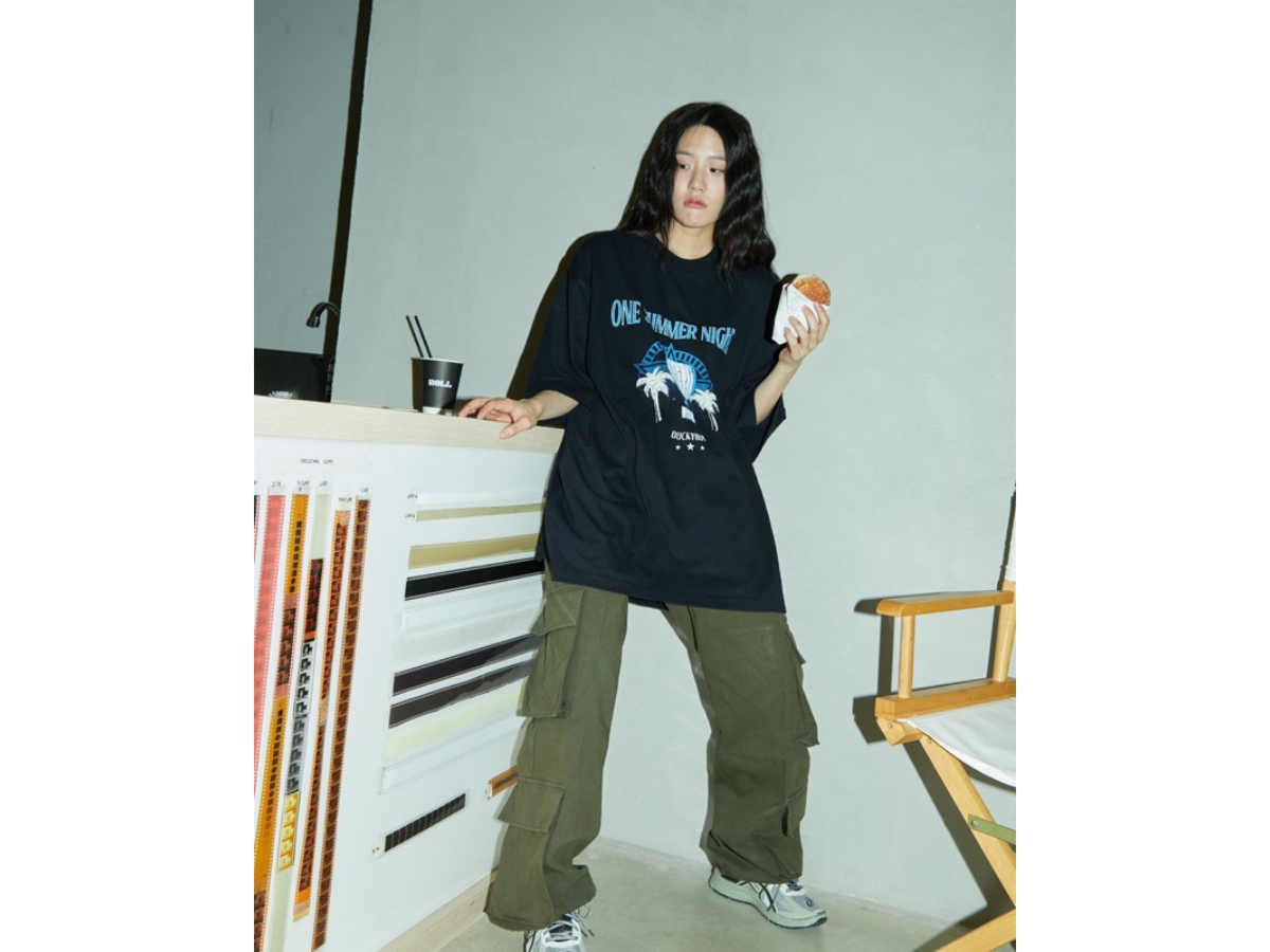 https://d2cva83hdk3bwc.cloudfront.net/duckyboy-one-summer-night-oversized-tee-black-4.jpg