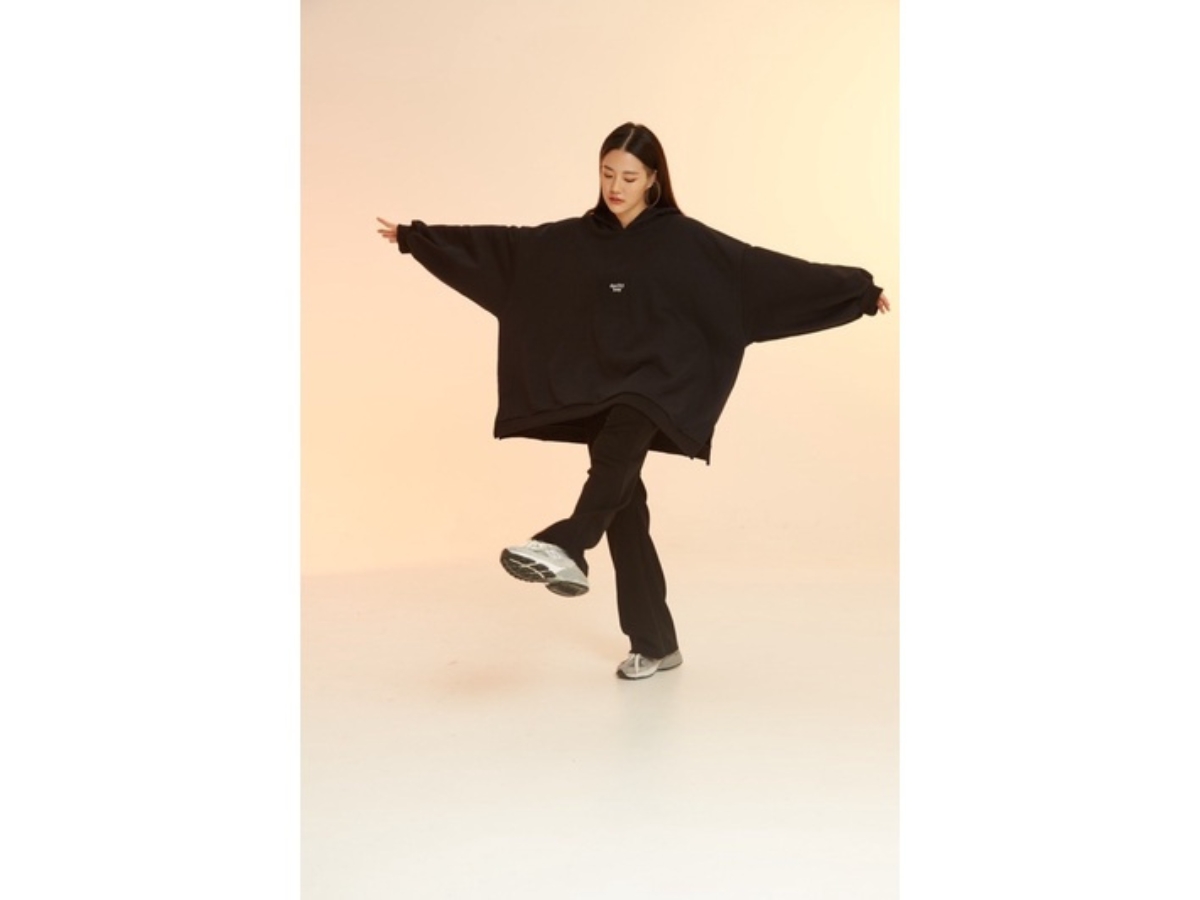 https://d2cva83hdk3bwc.cloudfront.net/duckyboy-oversized-hoodie-black-3.jpg