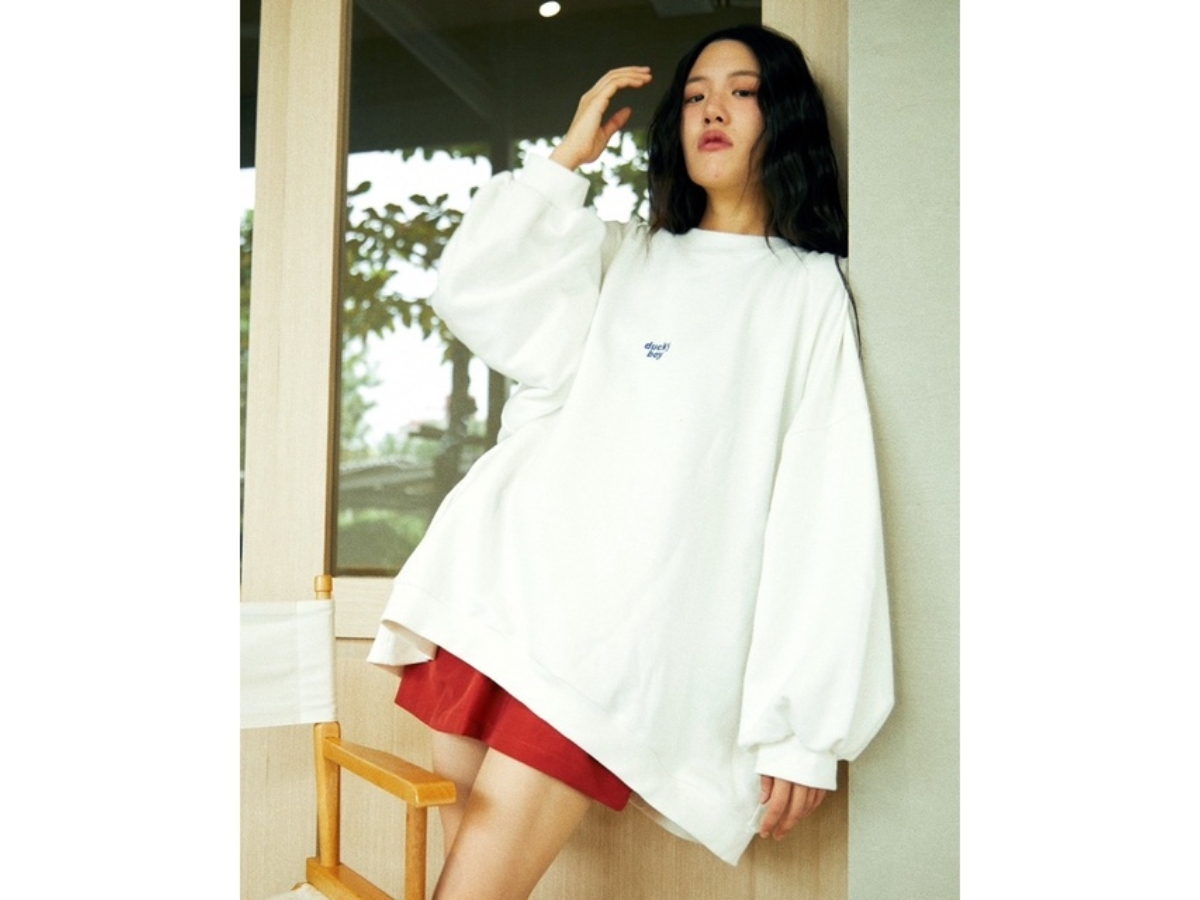 https://d2cva83hdk3bwc.cloudfront.net/duckyboy-oversized-jumper-ivory-2.jpg
