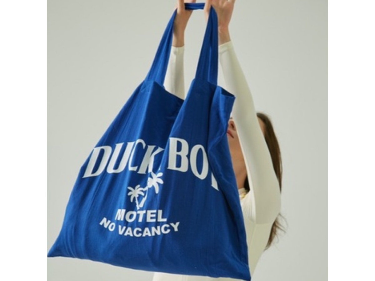 https://d2cva83hdk3bwc.cloudfront.net/duckyboy-pillow-tote-motel-no-vacancy-royal-blue-2.jpg