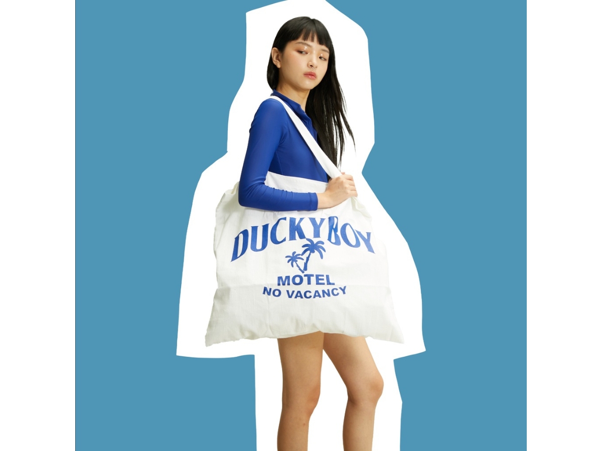 https://d2cva83hdk3bwc.cloudfront.net/duckyboy-pillow-tote-motel-no-vacancy-white-2.jpg