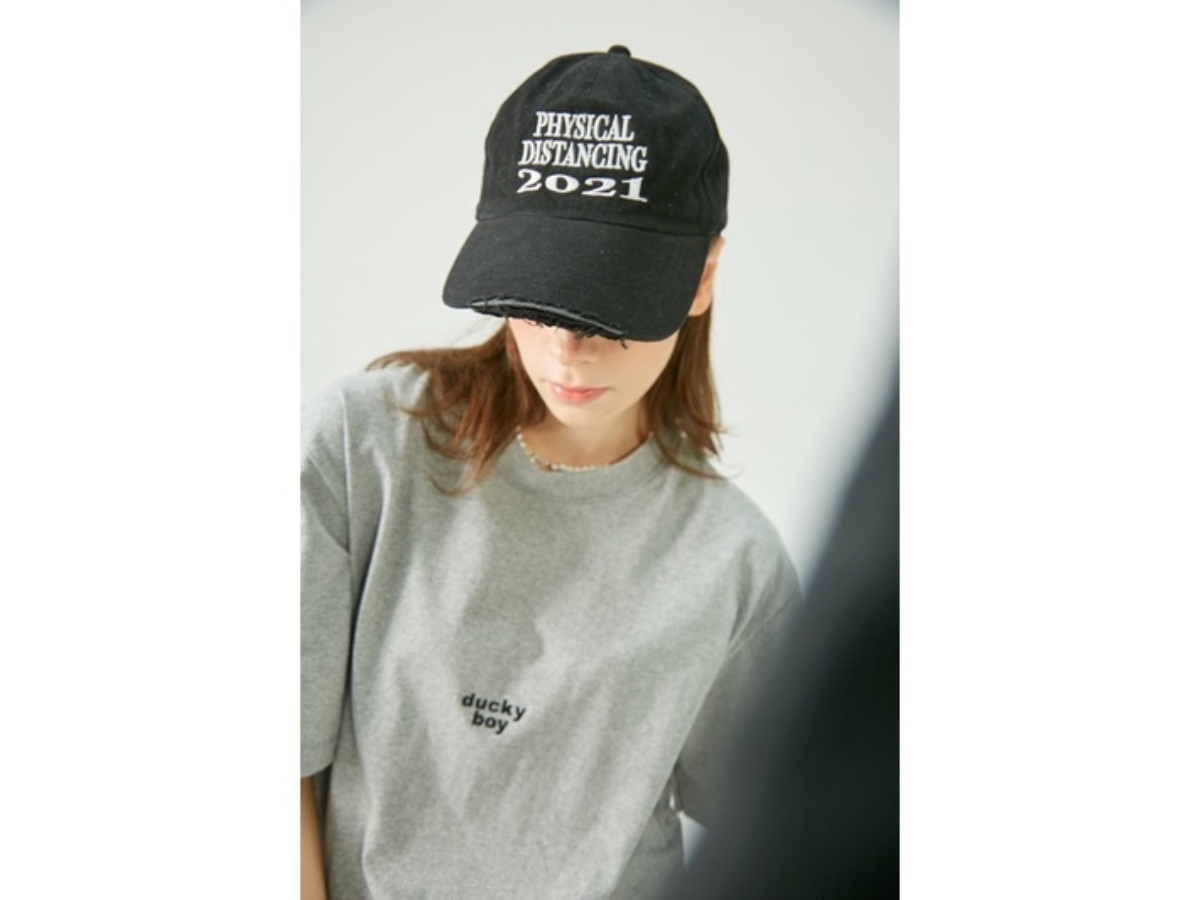 https://d2cva83hdk3bwc.cloudfront.net/duckyboy-ripped-cap-physical-distancing-2021-black-5.jpg