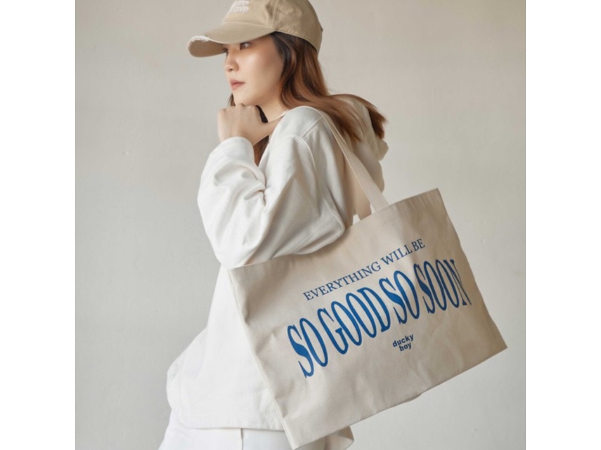 https://d2cva83hdk3bwc.cloudfront.net/duckyboy-so-good-so-soon-tote-ivory-royal-blue-3.jpg