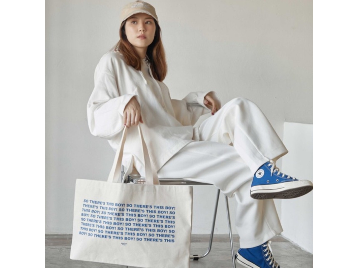 https://d2cva83hdk3bwc.cloudfront.net/duckyboy-so-there-s-this-boy-tote-ivory-royal-blue-2.jpg