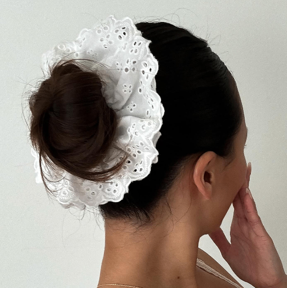 https://d2cva83hdk3bwc.cloudfront.net/emi-jay-thailand_emi-jay-eyelet-scrunchie-in-daffodil-2.jpg