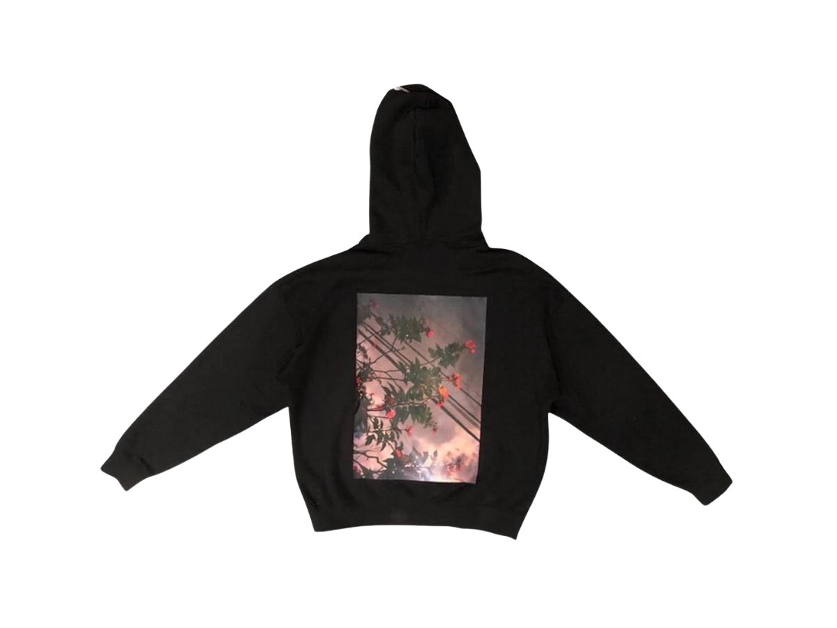 https://d2cva83hdk3bwc.cloudfront.net/fear-of-god-essentials-photo-pullover-hoodie-fw19-black-2.jpg