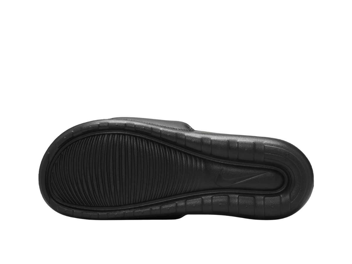 https://d2cva83hdk3bwc.cloudfront.net/fz3110-001-nike-victori-one-black-4.jpg
