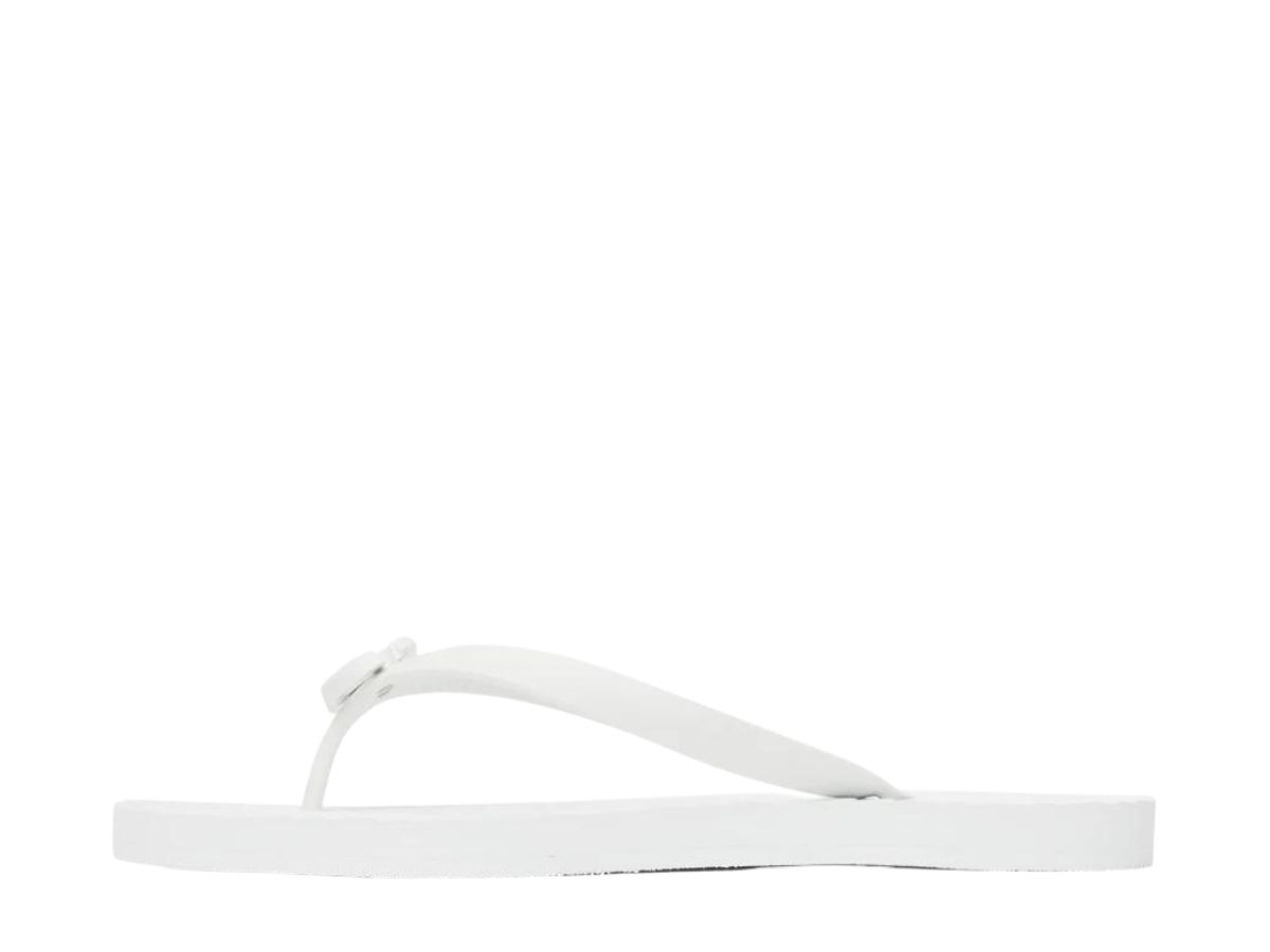 https://d2cva83hdk3bwc.cloudfront.net/gucci-double-g-flip-flops-in-chevron-white-2.jpg