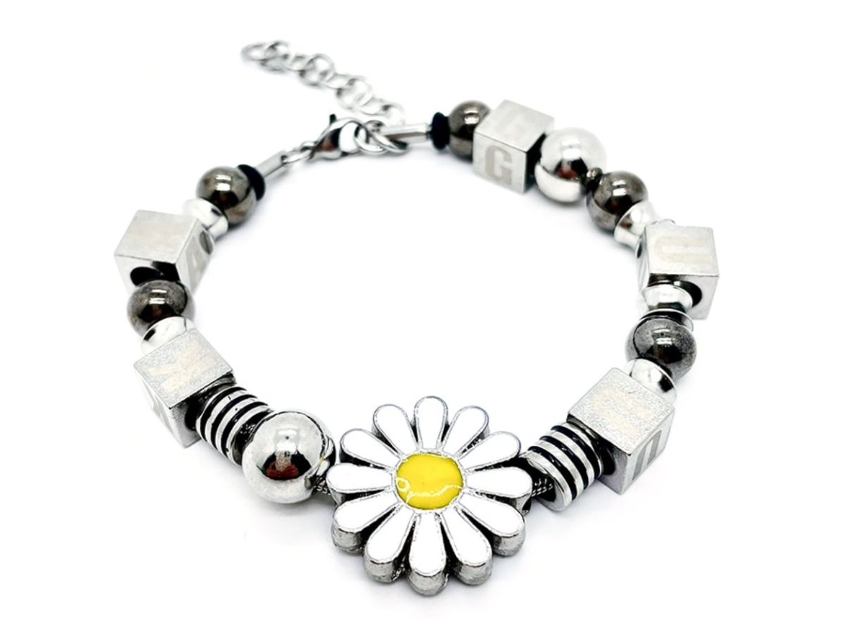 https://d2cva83hdk3bwc.cloudfront.net/guuka-g-dragon-daisy-letter-small-round-bead-titanium-steel-bracelet-1.jpg