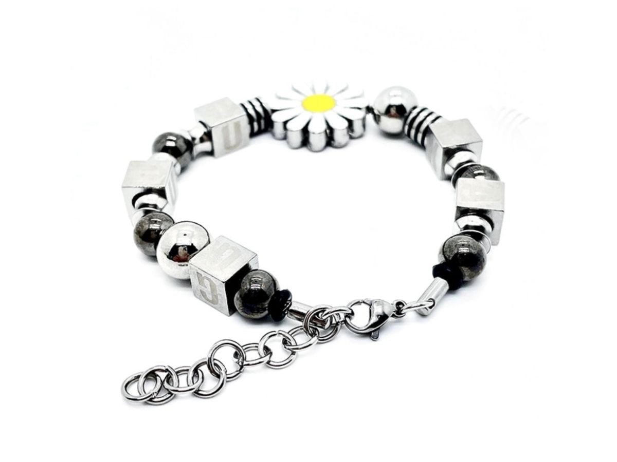 https://d2cva83hdk3bwc.cloudfront.net/guuka-g-dragon-daisy-letter-small-round-bead-titanium-steel-bracelet-2.jpg
