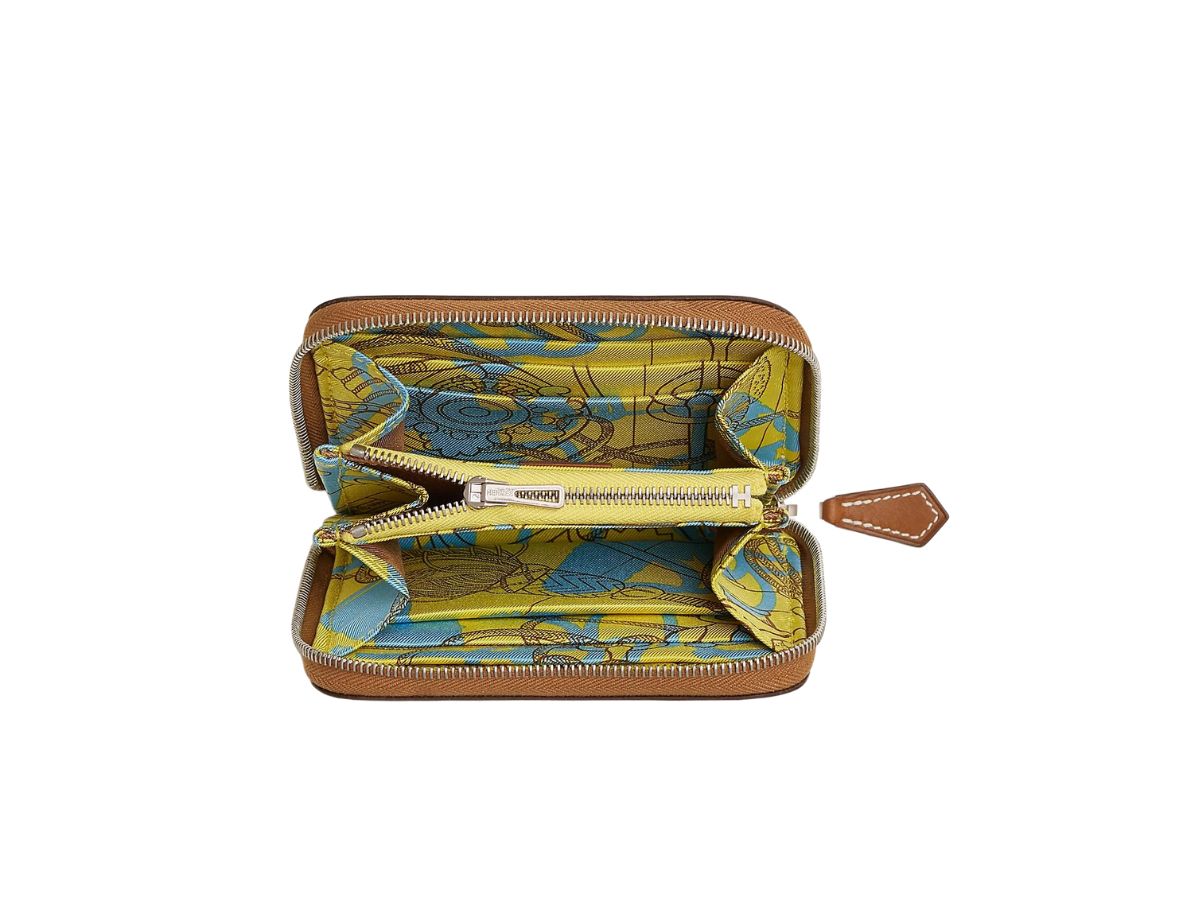 https://d2cva83hdk3bwc.cloudfront.net/hermes-silk-in-compact-wallet-gold-jaune-citron-celeste-2.jpg