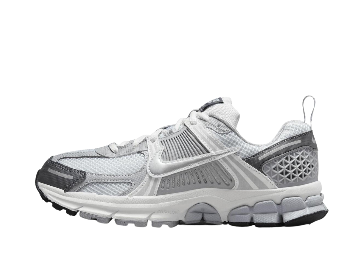 https://d2cva83hdk3bwc.cloudfront.net/hf6998-002-nike-air-zoom-vomero-5-white-gray-gs-2.jpg