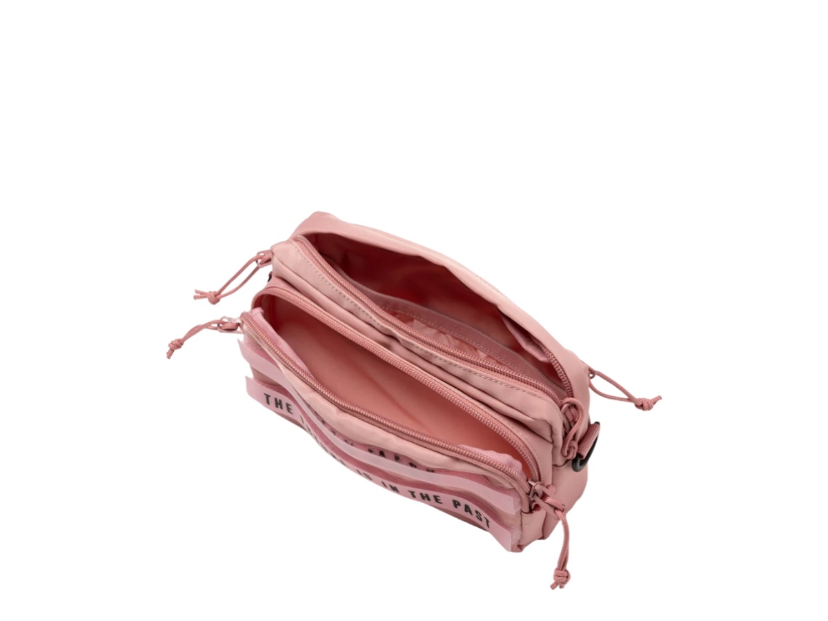 https://d2cva83hdk3bwc.cloudfront.net/hm30gd046-pink-human-made-military-pouch-pink-3.jpg