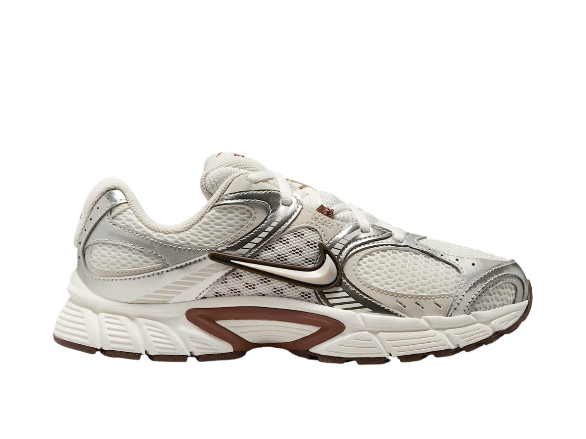 https://d2cva83hdk3bwc.cloudfront.net/hq7901-102-nike-v5-rnr-sail-fauna-brown-phantom-light-orewood-brown-women-s-1.jpg