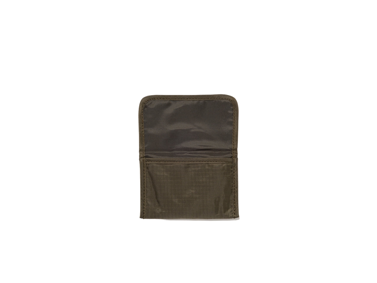 https://d2cva83hdk3bwc.cloudfront.net/human-made-card-case-nylon-olive-drab-3.jpg