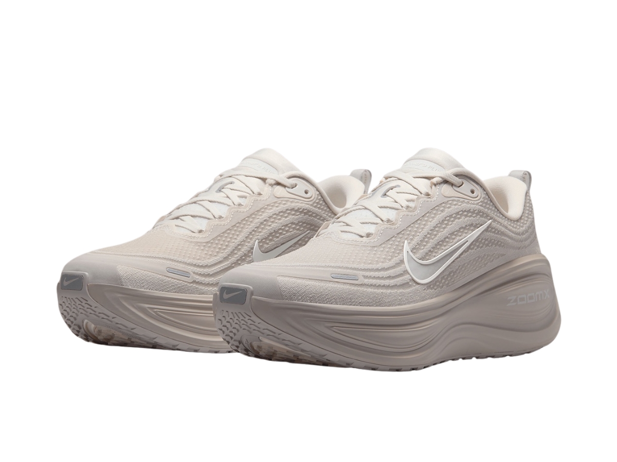 https://d2cva83hdk3bwc.cloudfront.net/hv8150-001-nike-vomero-plus-light-bone-light-iron-ore-metallic-silver-phantom-3.jpg