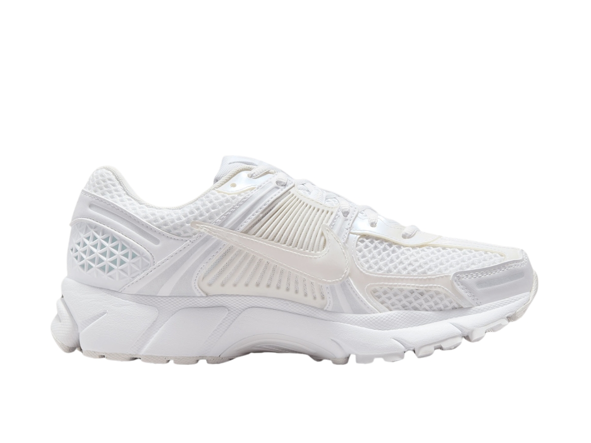 https://d2cva83hdk3bwc.cloudfront.net/ib4397-100-nike-zoom-vomero-5-triple-white-women-s-1.jpg