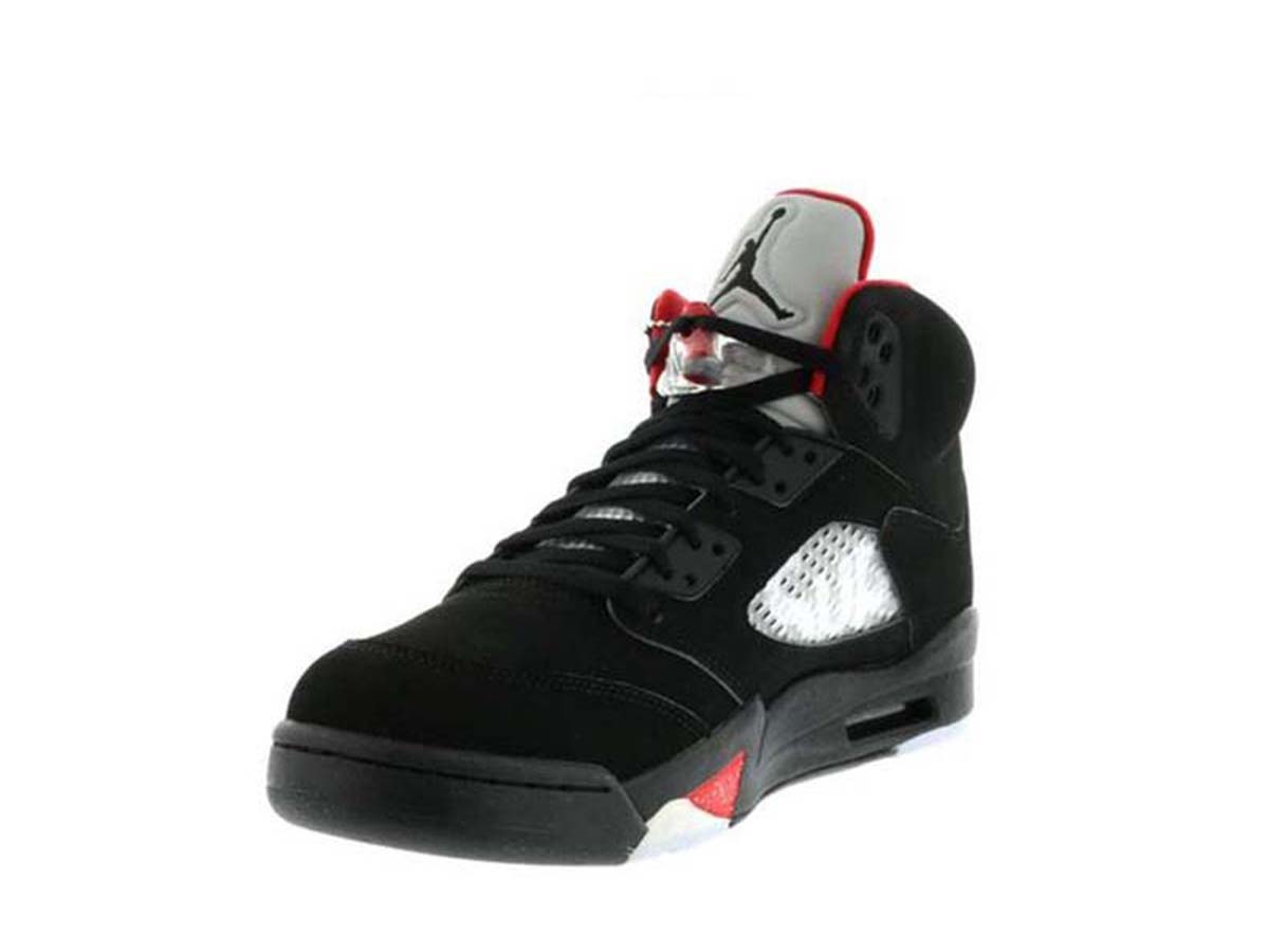 https://d2cva83hdk3bwc.cloudfront.net/jordan-5-retro-supreme-black-3.jpg