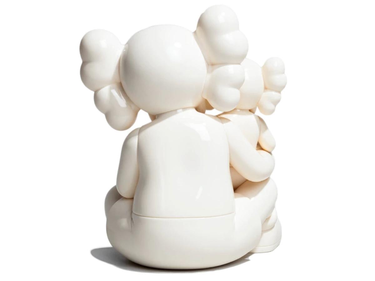 https://d2cva83hdk3bwc.cloudfront.net/kaws-holiday-changbai-mountain-vinyl-figure-snowy-white-2.jpg