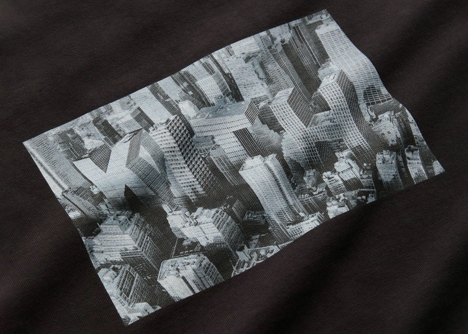 https://d2cva83hdk3bwc.cloudfront.net/kith-hq-tee-black-2.jpg