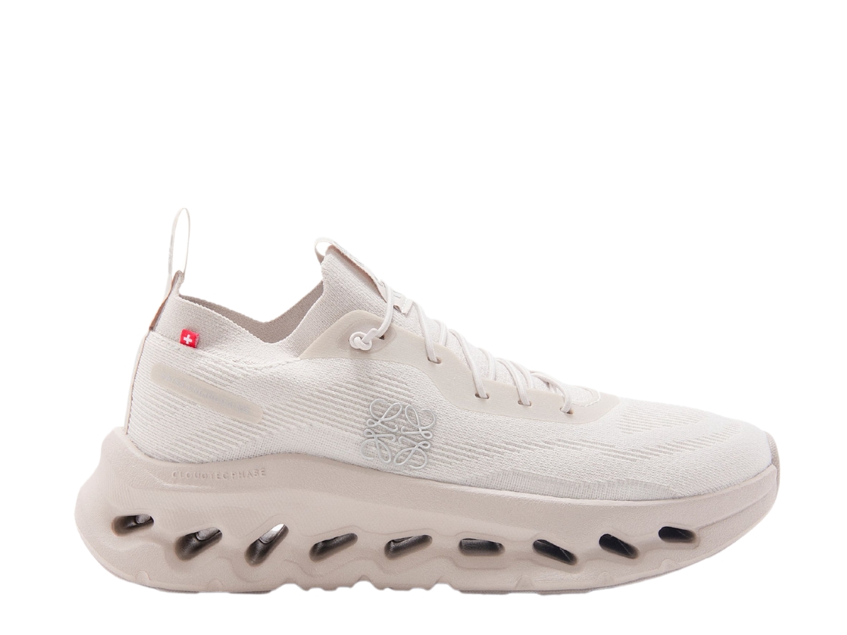 https://d2cva83hdk3bwc.cloudfront.net/l929282x15-2150-loewe-x-on-running-cloudtilt-sand-women-s-1.jpg