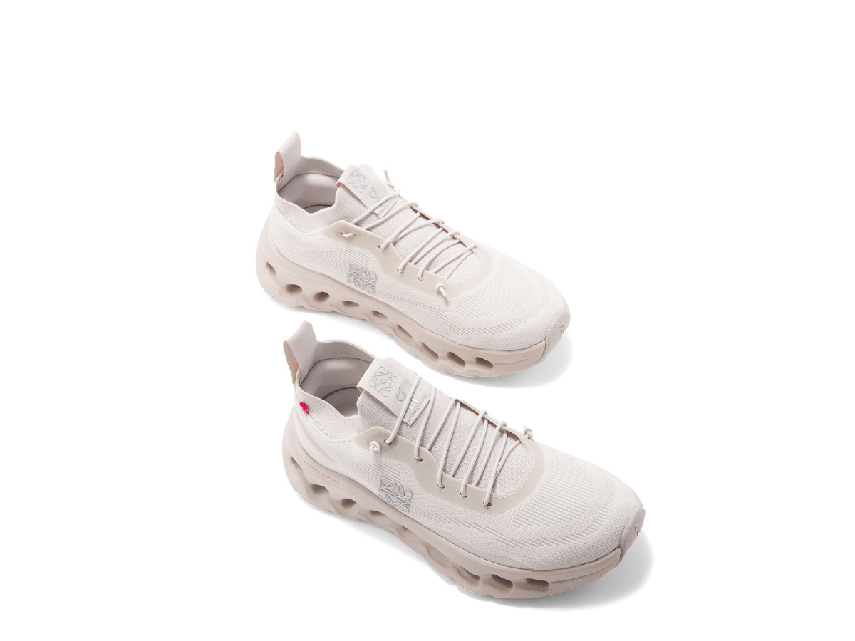 https://d2cva83hdk3bwc.cloudfront.net/l929282x15-2150-loewe-x-on-running-cloudtilt-sand-women-s-3.jpg