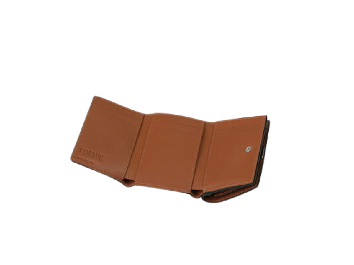 https://d2cva83hdk3bwc.cloudfront.net/loewe-anagram-trifold-wallet-in-pebble-grain-calfskin-tan-2.jpg