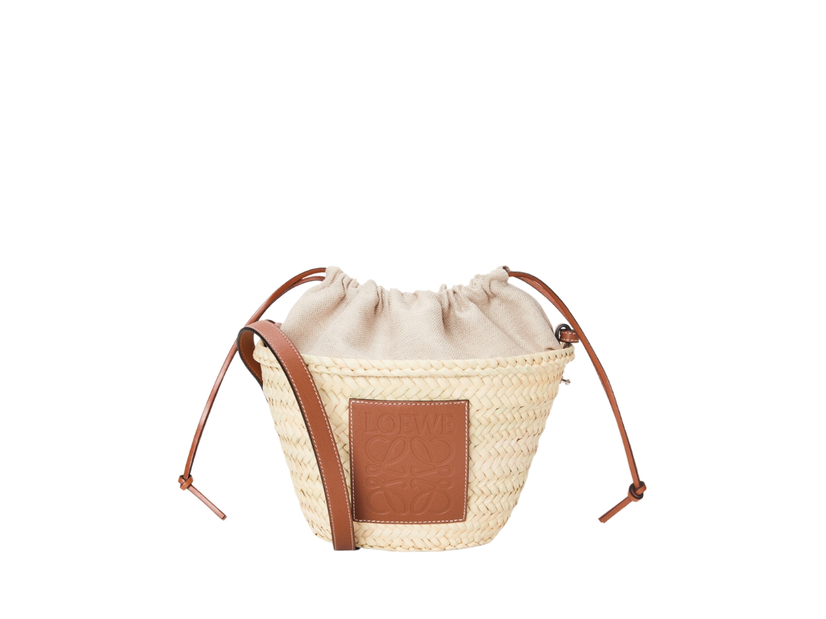 https://d2cva83hdk3bwc.cloudfront.net/loewe-drawstring-bucket-bag-in-palm-leaf-and-calfskin-with-palladium-metallic-colour-natural-tan-1.jpg
