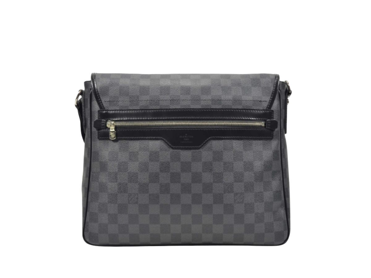 Louis Vuitton District Mm in Black