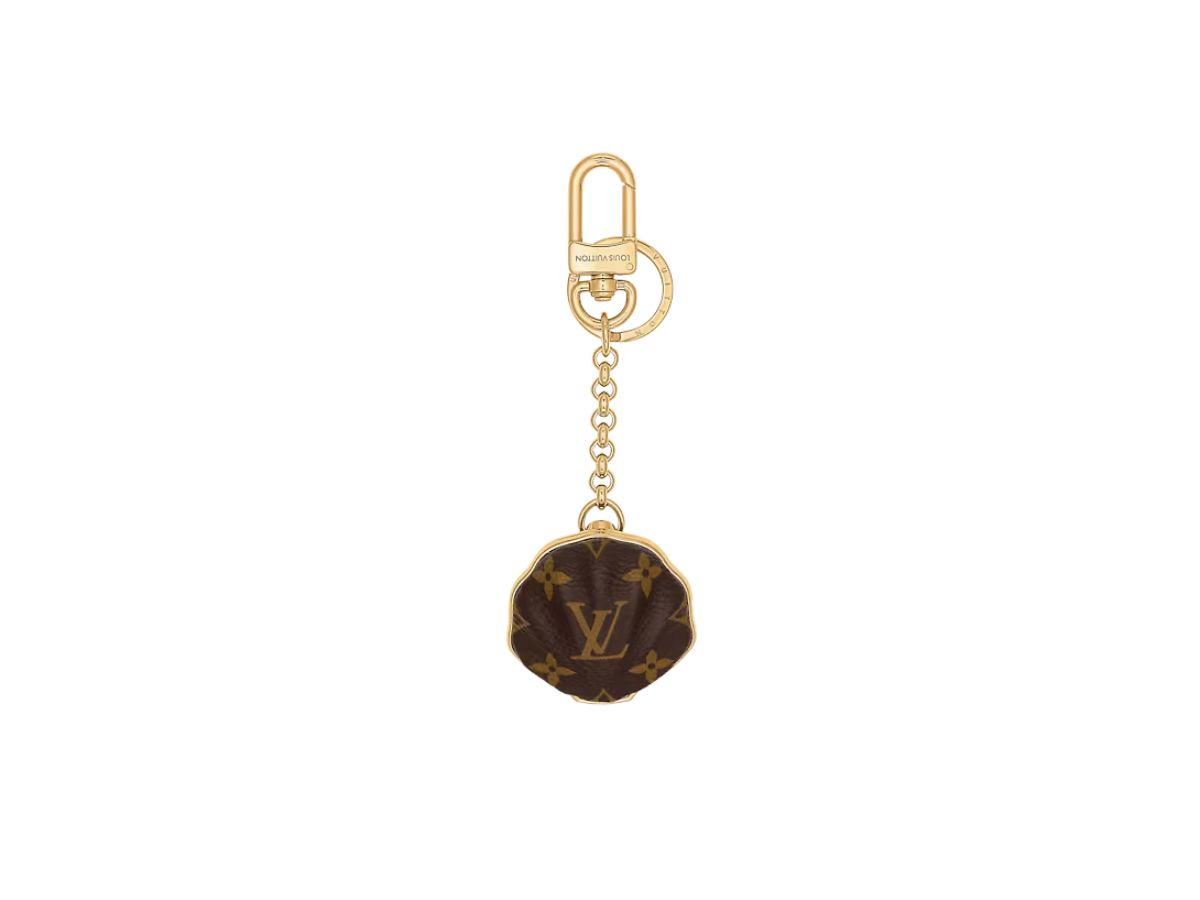 https://d2cva83hdk3bwc.cloudfront.net/louis-vuitton-shell-bag-charms-and-key-holder-metal-with-gold-colour-and-monogram-finish-1.jpg