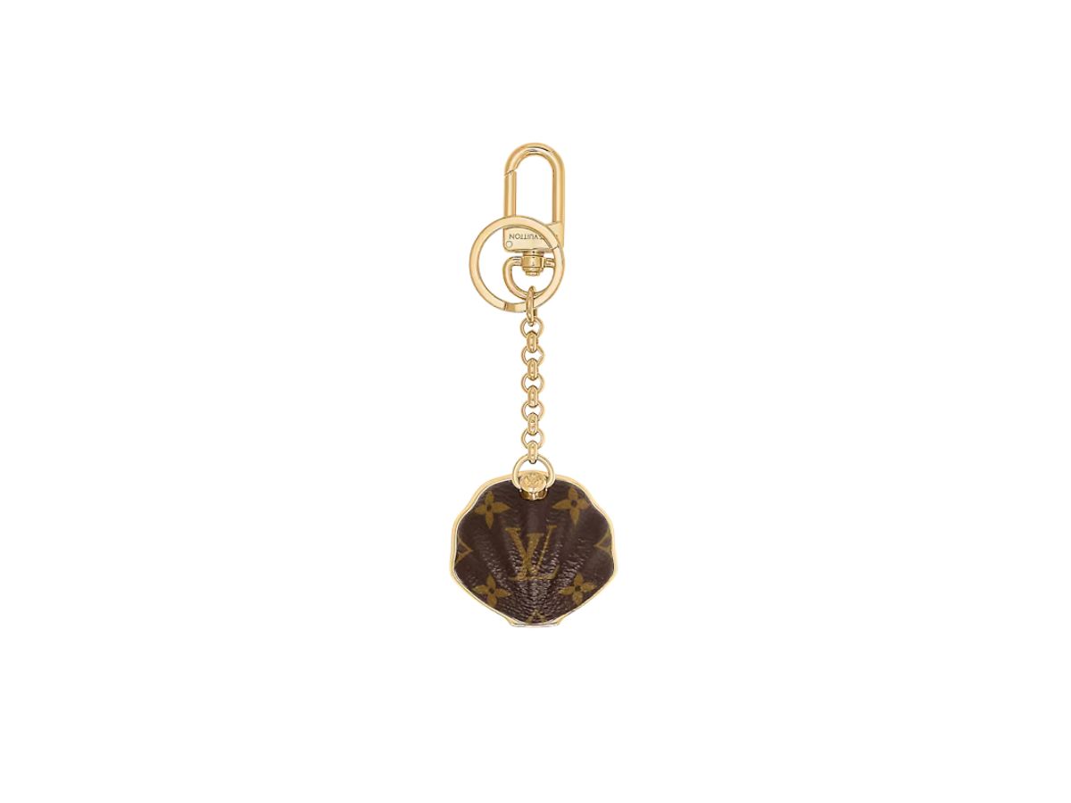 https://d2cva83hdk3bwc.cloudfront.net/louis-vuitton-shell-bag-charms-and-key-holder-metal-with-gold-colour-and-monogram-finish-3.jpg