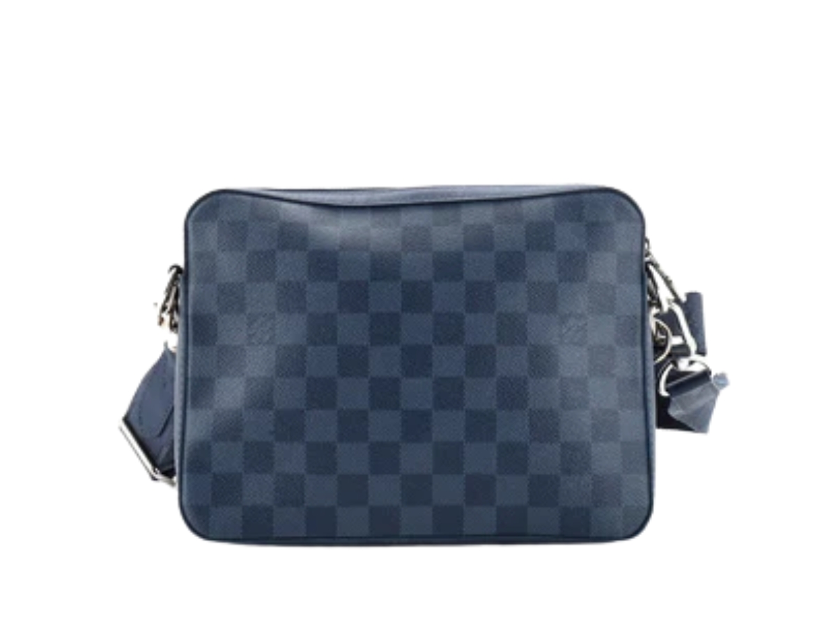https://d2cva83hdk3bwc.cloudfront.net/lv-sbblvtmbdilb-louis-vuitton-trio-messenger-bag-damier-infini-leather-blue-2.jpg