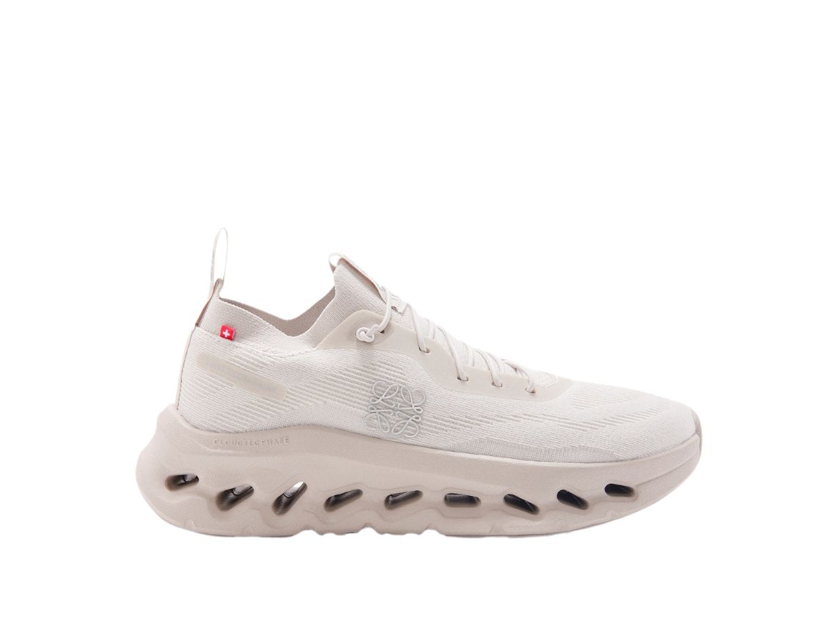 https://d2cva83hdk3bwc.cloudfront.net/m929282x15-2150-loewe-x-on-running-cloudtilt-sand-1.jpg