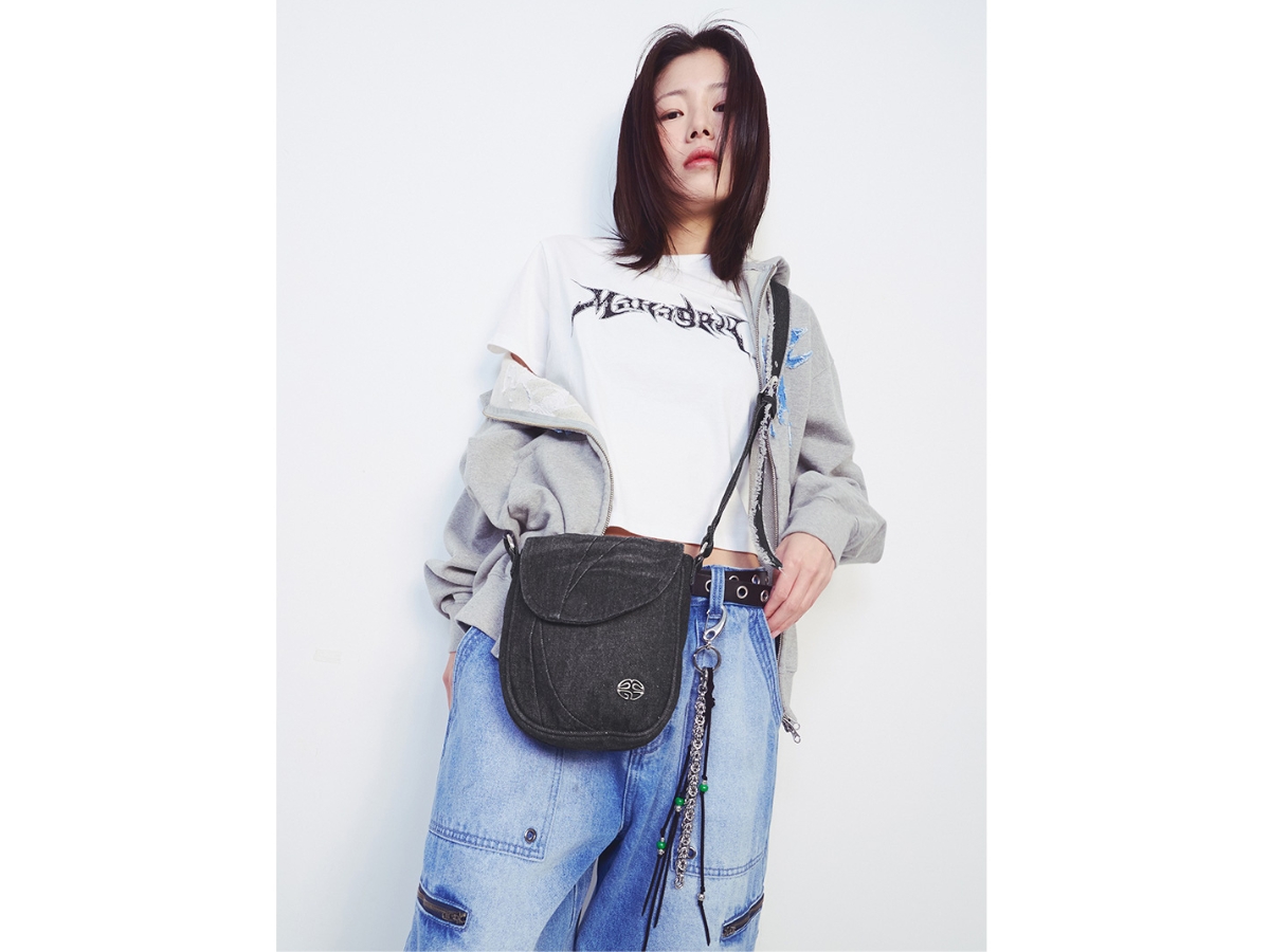 https://d2cva83hdk3bwc.cloudfront.net/mahagrid-denim-cross-bag-black-2.jpg