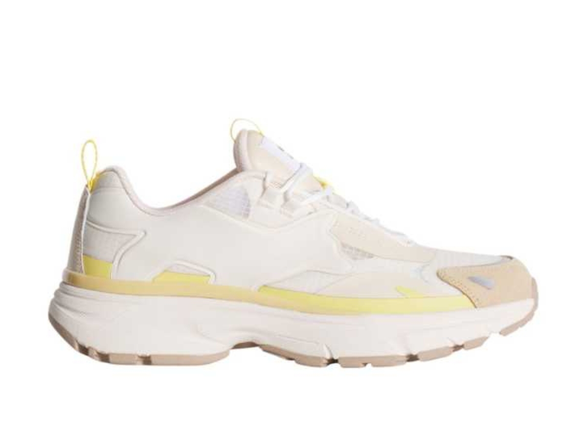 https://d2cva83hdk3bwc.cloudfront.net/maison-kitsune_maison-kitsune-sora-runner-kiss-tournesol-latte-1.jpg