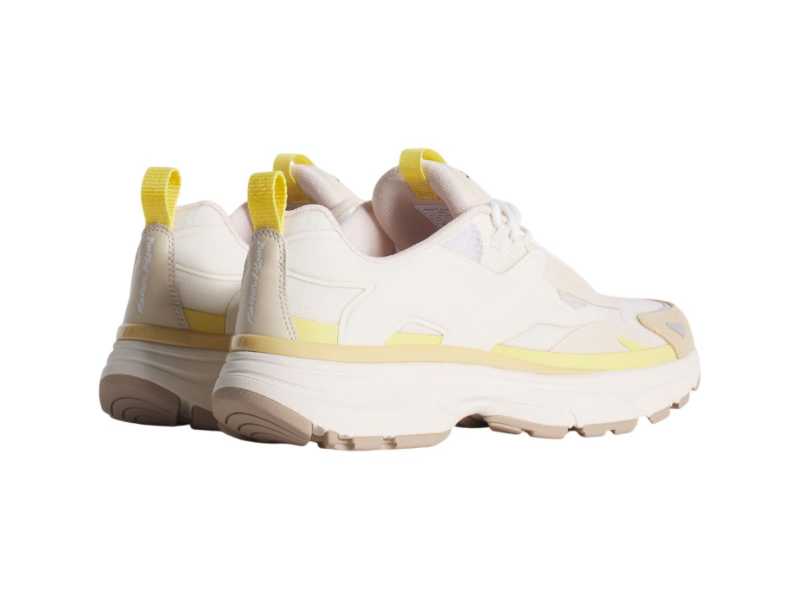 https://d2cva83hdk3bwc.cloudfront.net/maison-kitsune_maison-kitsune-sora-runner-kiss-tournesol-latte-3.jpg