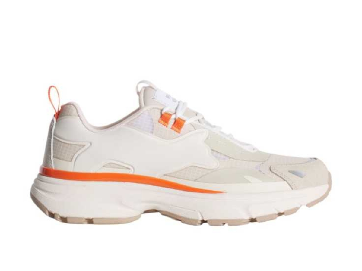 https://d2cva83hdk3bwc.cloudfront.net/maison-kitsune_maison-kitsune-sora-runner-marigold-red-paper-women-1.jpg