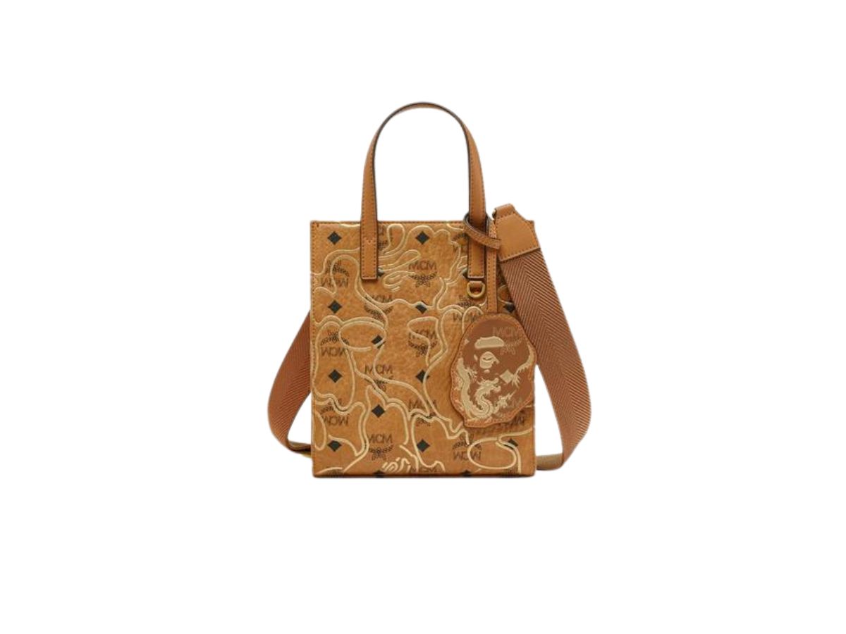 [MCM]★MCM x BAPE Aren Visetos Tote ช้อป MCM x BAPE Aren Tote In Visetos Cognacของแท้ที่ SASOM
