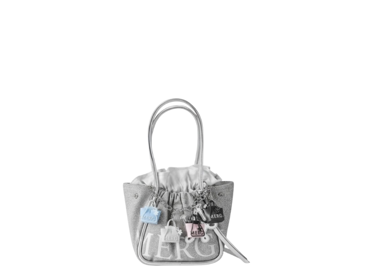https://d2cva83hdk3bwc.cloudfront.net/mer-tbbmadbmritrbwg-merge-a-day-bag-mini-returns-in-the-riot-box-white-glitter-1.jpg