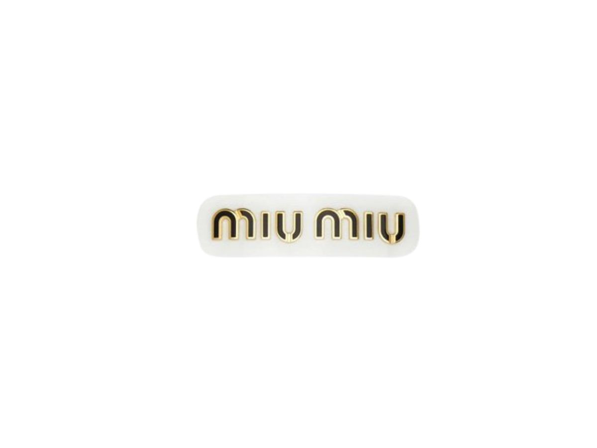 https://d2cva83hdk3bwc.cloudfront.net/miu-miu-plexiglas-and-metal-hair-clip-with-enameled-logo-white-black-1.jpg