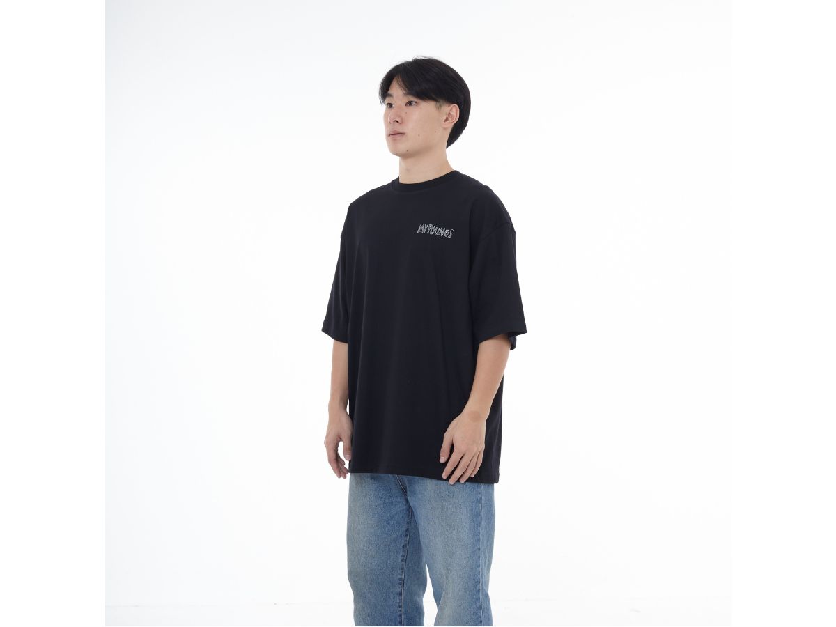 https://d2cva83hdk3bwc.cloudfront.net/myyoungs-grocery-oversized-t-shirt-black-3.jpg