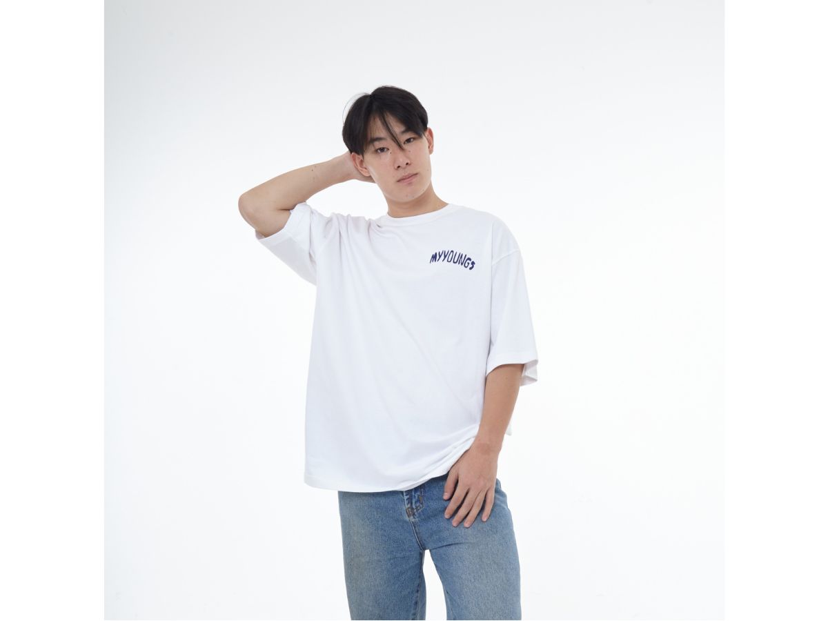 https://d2cva83hdk3bwc.cloudfront.net/myyoungs-my-face-oversized-t-shirt-white-3.jpg