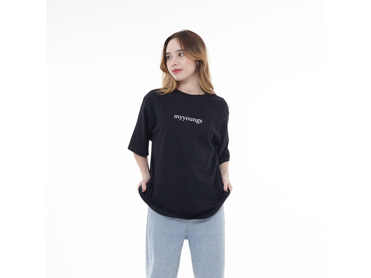 https://d2cva83hdk3bwc.cloudfront.net/myyoungs-oversized-t-shirt-black-2.jpg