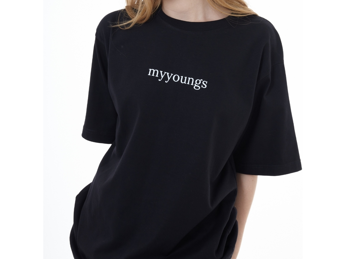 https://d2cva83hdk3bwc.cloudfront.net/myyoungs-oversized-t-shirt-black-3.jpg