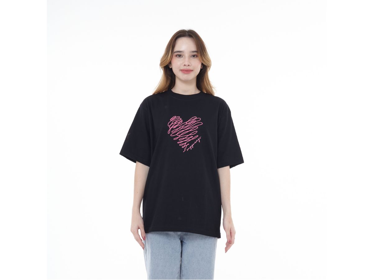 https://d2cva83hdk3bwc.cloudfront.net/myyoungs-pink-heart-oversized-t-shirt-black-2.jpg