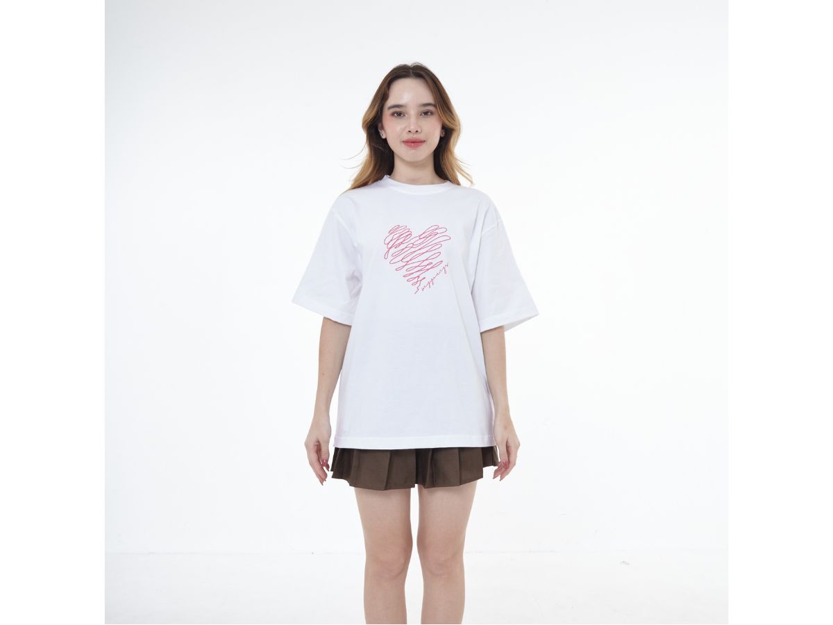 https://d2cva83hdk3bwc.cloudfront.net/myyoungs-pink-heart-oversized-t-shirt-white-2.jpg