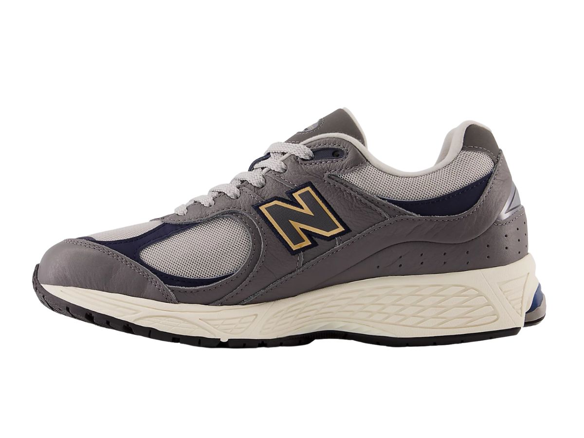 https://d2cva83hdk3bwc.cloudfront.net/new-balance-2002r-grey--2.jpg